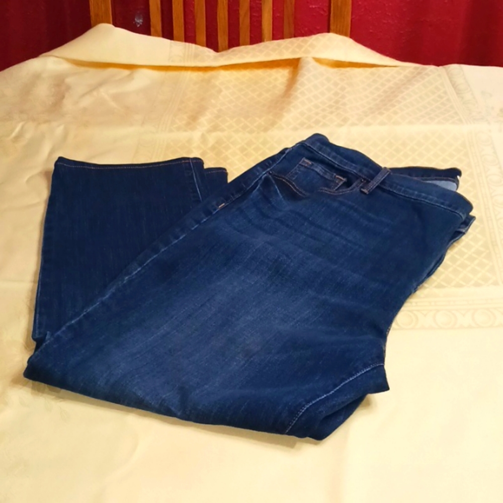 Old Navy Blue Jean Curvy. 18 short 5 pockets zipper closure with button relax